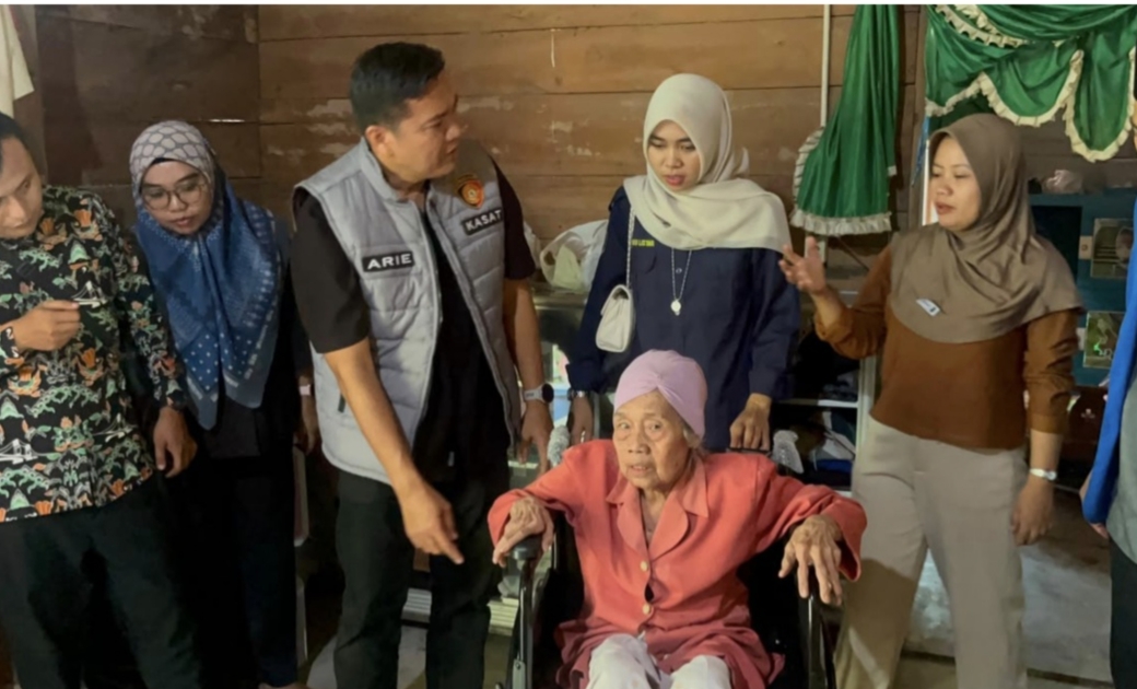 Sat Intelkam Polres Lahat Jalankan Program GEBRAKAN, Salurkan Kursi Roda dan Sembako untuk Warga Lansia