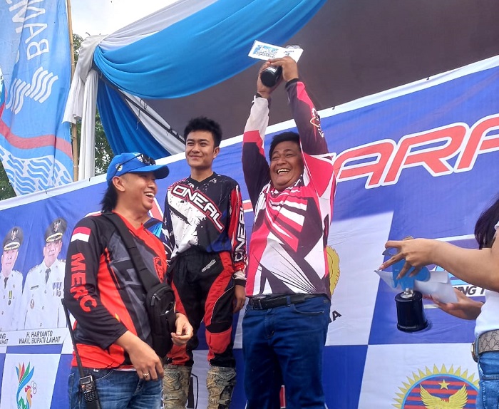 LASEL TRACK Lahat Selatan Angkat Tropi Juara 2 dan Juara 3, Grasstrack Lahat Bercahaya Bupati Cup 2022