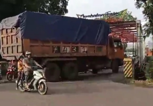 Angkutan Batubara Mogok di Pangkal Jembatan Enim II, Arus Kendaraan Macet