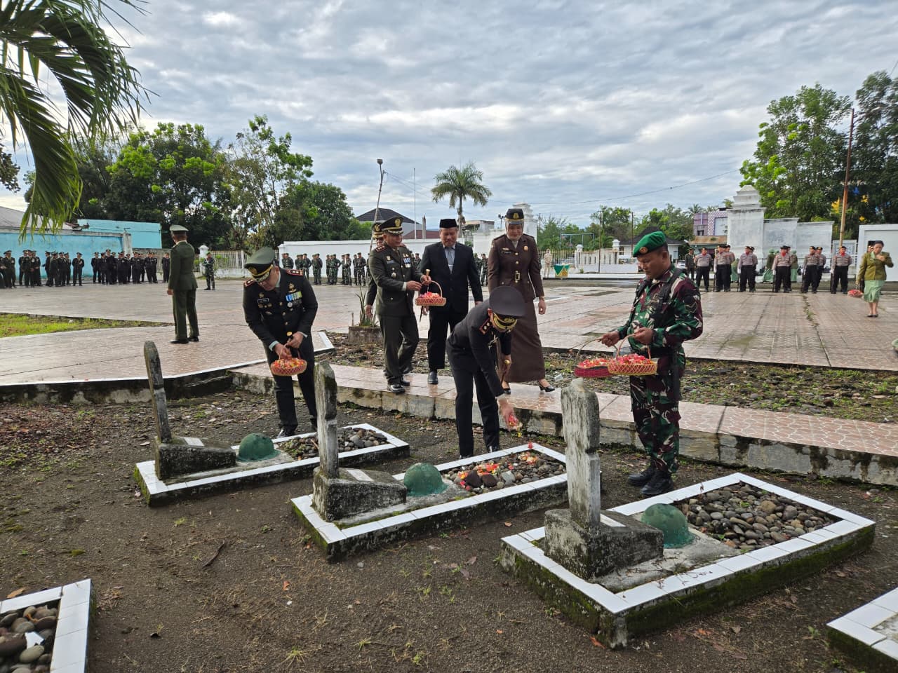 Kapolres Lahat mengikuti Ziarah ke Taman Makam Pahlawan Puspa Bhakti Lahat dalam rangka HUT TNI ke 80