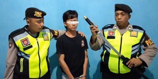 Bantuan Polisi 110 Bantu Masyarakat Lahat, Pemuda Mabuk Bawa Samurai Langsung Diringkus