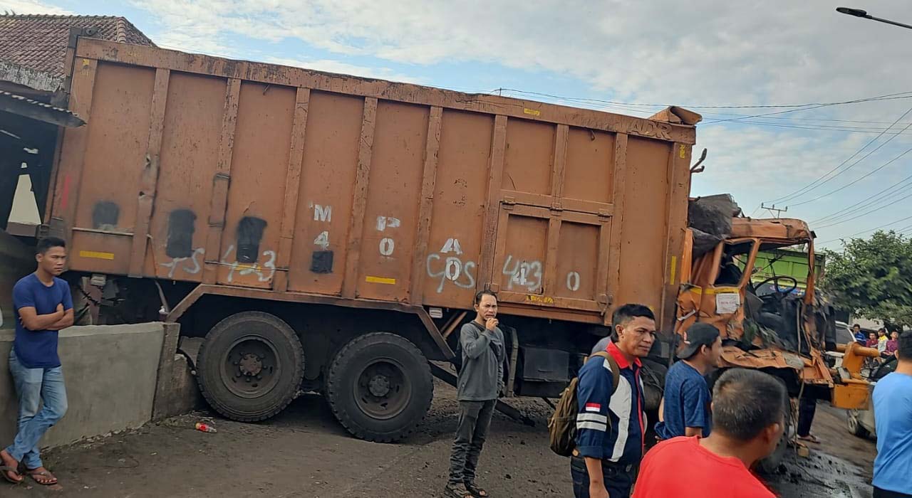 Inilah Penyebab Kemacetan Panjang Kendaraan di Merapi Timur Lahat, Kecelakaan Angkutan Batubara