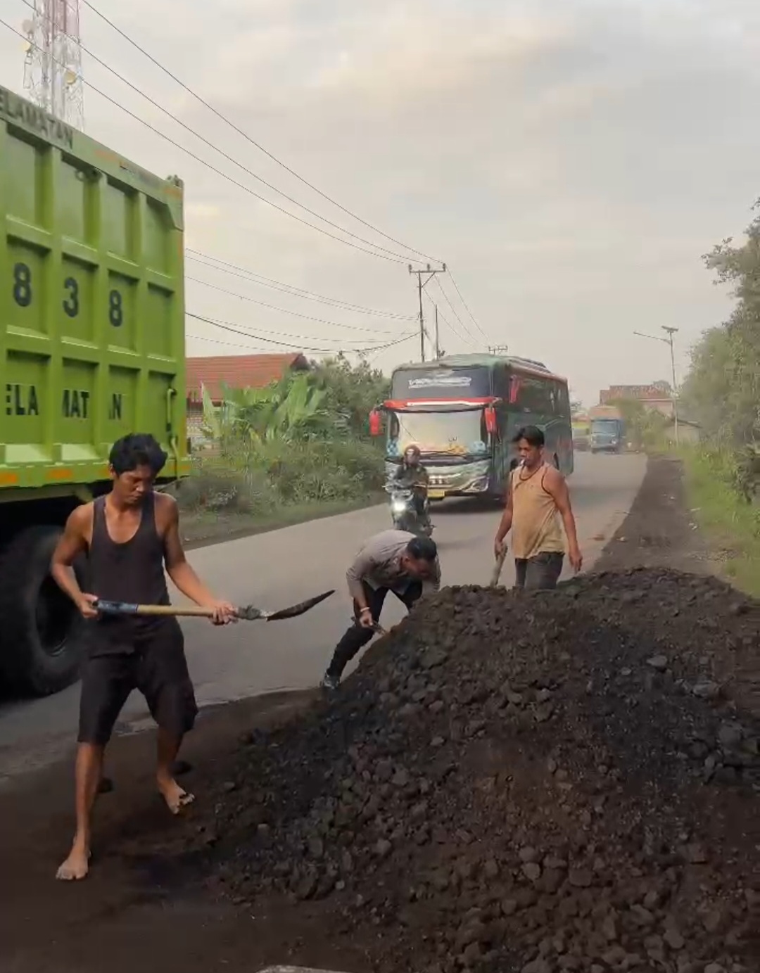 Personel Polsek Merapi Dan Warga Sigap Bersihkan Tumpahan Batubara, Transportir Belum Ada Yang Tanggung Jawab