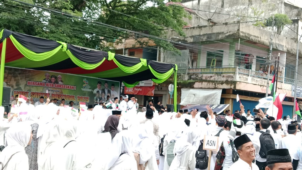 Ali Afandi dan Parisman Menyapa Peserta Hari Santri Nasional dari Panggung Simpang Stasiun Kota Lahat
