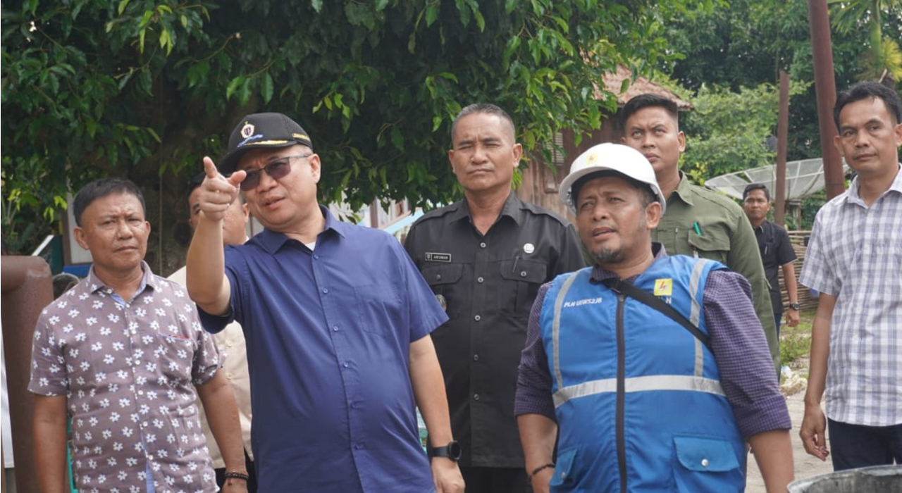 Respon Cepat Keluhan Warga, PLN Ganti Tiang Kabel Yang Melintas Sungai Komering