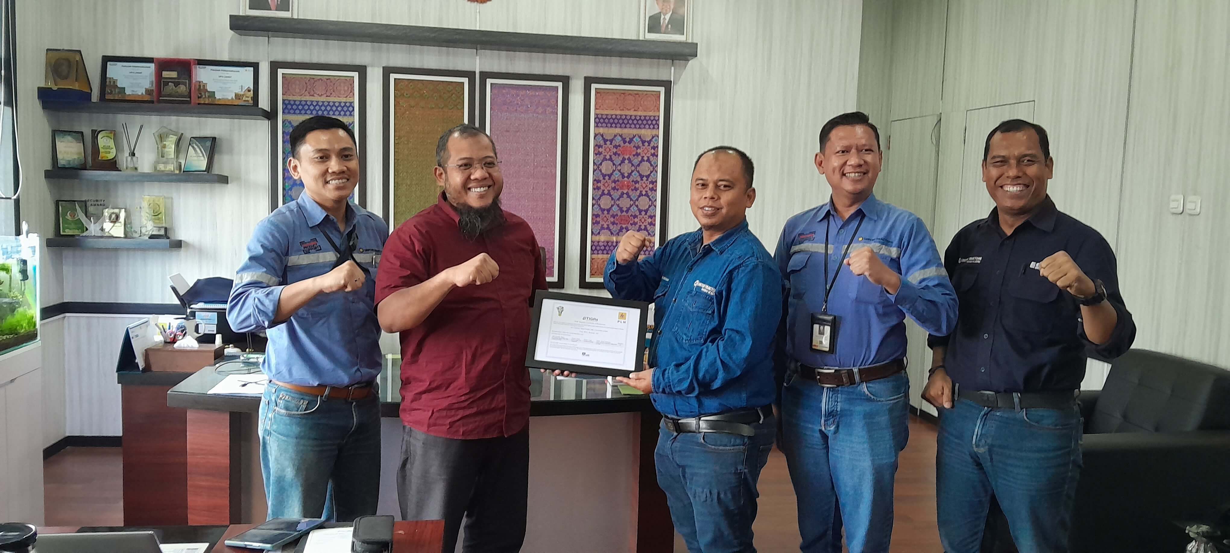 PT United Tractors Tbk Site Tanjung Enim Perusahaan Pertama Yang Mendapatkan Sertifikat REC Dari PLN UP3 Lahat
