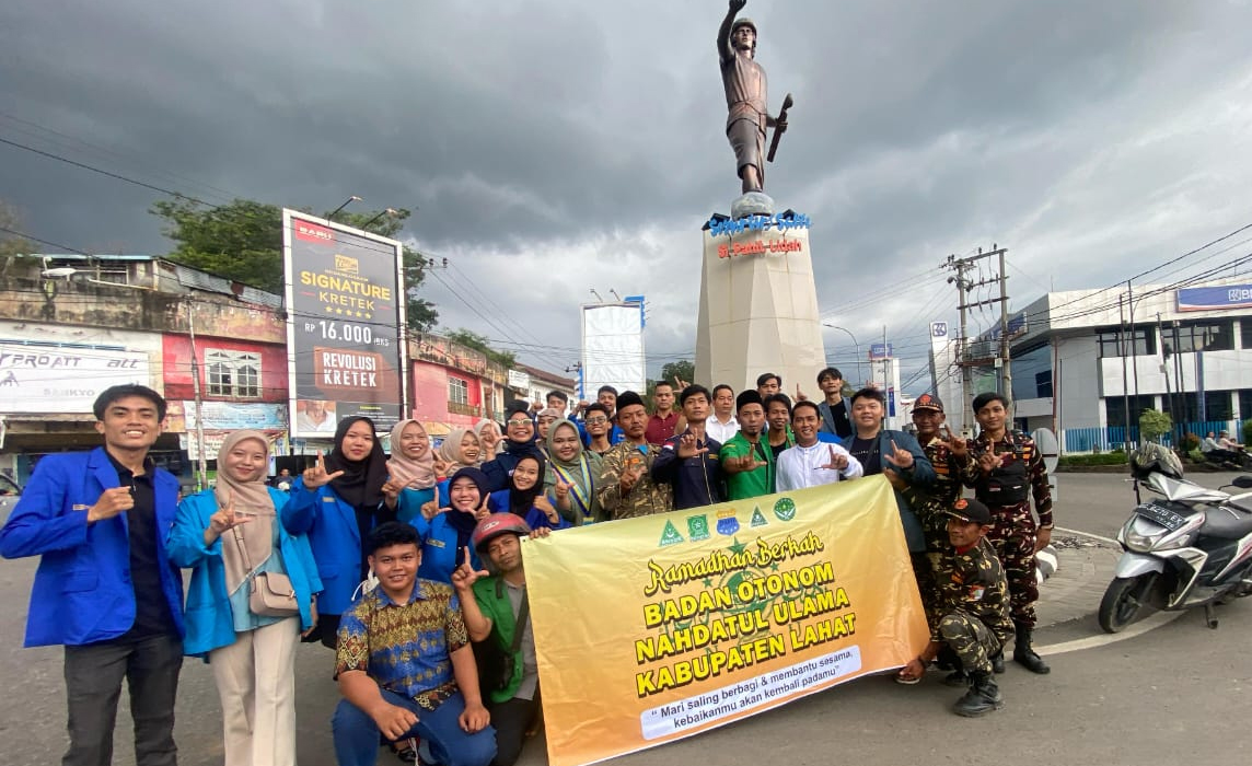 Badan Otonom PC Nahdlatul Ulama Kabupaten Lahat, Berbagi Takjil, di Tugu Si Pahit Lidah, Pasar Lematang