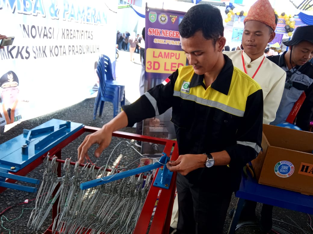 Wow Salah Satu SMK Asal Sumsel Hasilkan 60 Ribu Hanger Baju dalam satu Bulan Melalui mesin ini