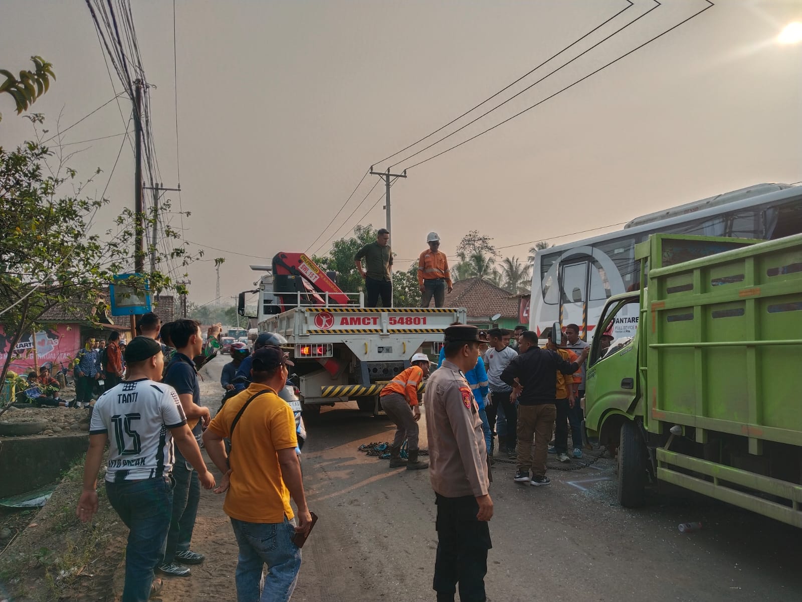 Dump Truck dan Bus PT AMM Terlibat Kecelakaan di Desa Kebur, Dua Pengemudi Dilarikan ke Fasilitas Kesehatan
