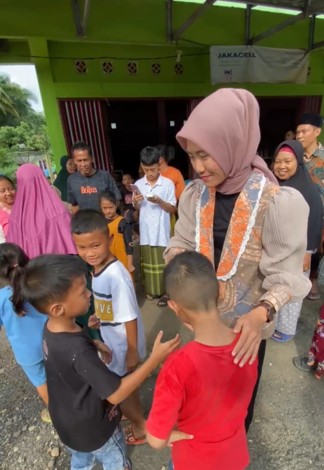 Momen Wakil Bupati Lahat Terpilih Widia Ningsih di Serbu Anak-Anak Kikim