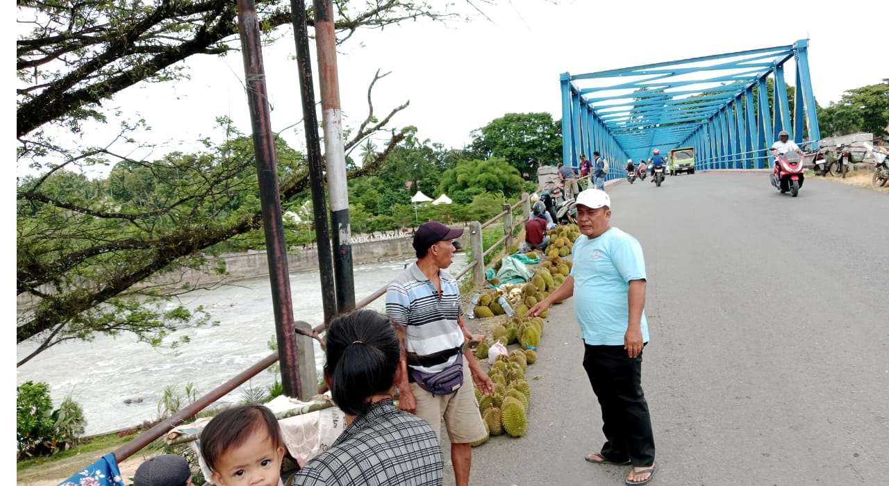 Jualan Durian Menjamur di Jembatan Benteng, Kades Tanjung Payang Ingatkan Rawan Kecelakaan, Sampah Kulit Duren