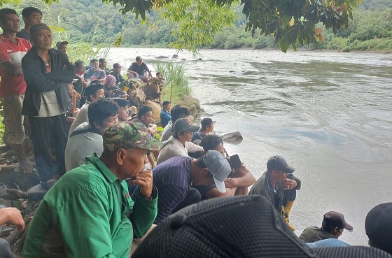 Warga Ikut Menyelam Cari Korban Tenggelam di Sungai Lematang