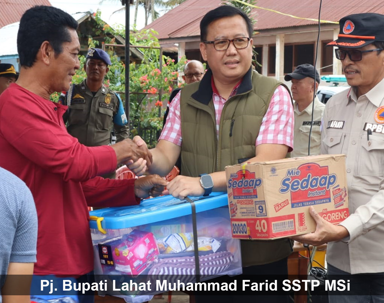 Pimpinan Forkopimda Lahat Terlihat Kompak Meninjau dan Memberikan Bantuan untuk Korban Banjir di Tempat ini