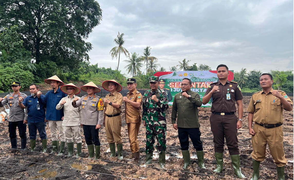 Sinergi dengan Polres Muara Enim, Bukit Asam Turut Mendukung Penanaman Jagung Serentak