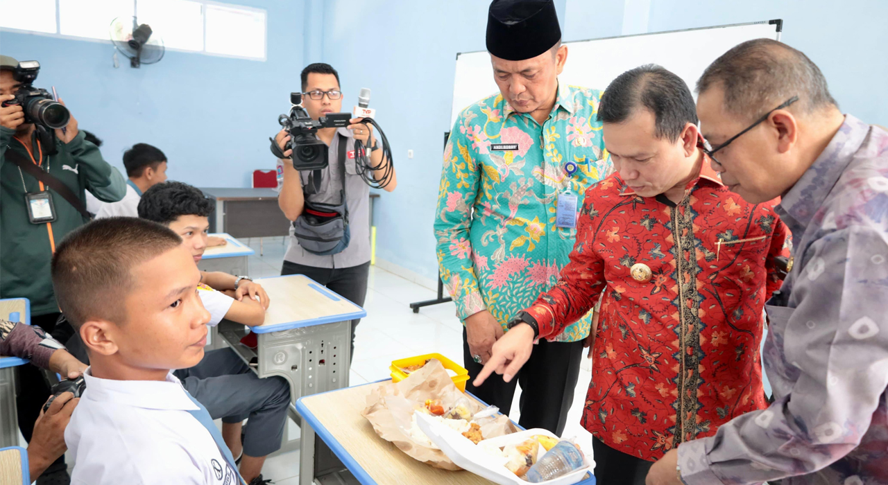 Pj Gubernur Elen Setiadi dan DPR RI Tinjau Simulasi Program Makan Bergizi Gratis di SMK Negeri 2 Palembang