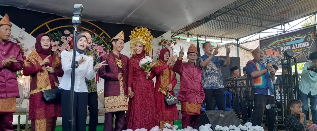 Cawabup Lahat Widia Ningsih Hadiri Tasyakuran Pernikahan Di Pajar Bulan Simak Pesan Kak Wari Untuk Warga Lahat