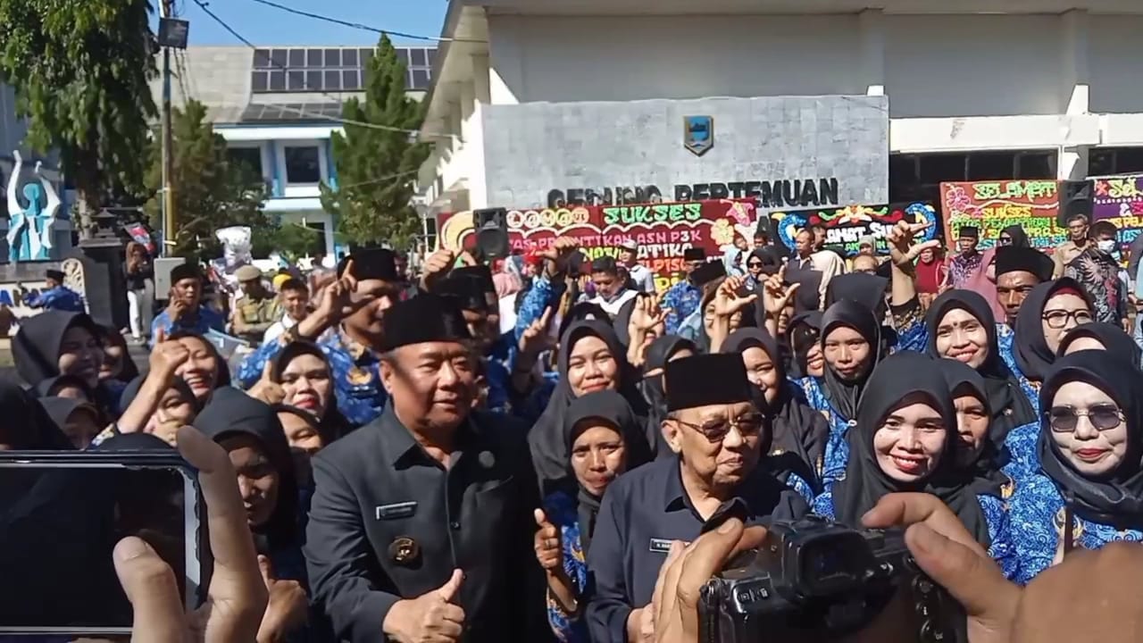 Saking Gembiranya, Bupati Lahat dan Wakil Bupati Lahat Jadi Rebutan PPPK Guru untuk Berfoto