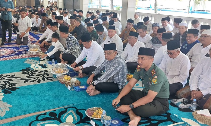 Bupati Cik Ujang beserta Istri Berangkat Haji Tahun ini