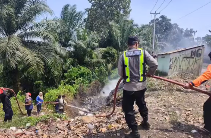Gerak Cepat Polsek Merapi Padamkan Titik Hotspot di Tiga Desa