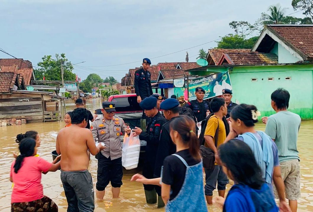 Setiap Hari 1000 Porsi Makanan di Siapkan Sat Brimob Untuk Korban Banjir di Muratara 