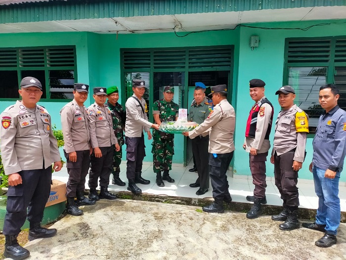 Koramil Jarai Dapat Nasi Tumpeng dari Polsek Jarai dan Polsek Pajar Bulan