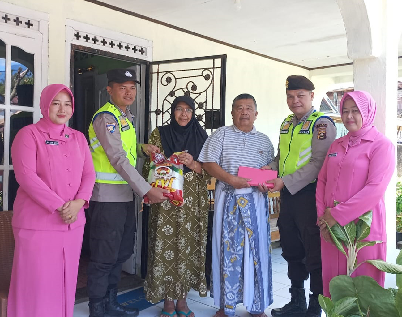 Personel dan Bahayangkari Polsek Jarai Sambangi Purnawirawan Polri, Berikan ini