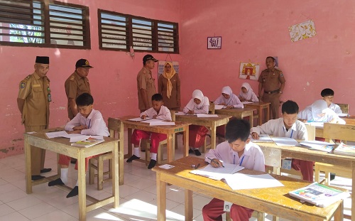 Camat Tanjung Sakti Pumi Meninjau Hari Pertama Pelaksanaan Ujian Nasional SD