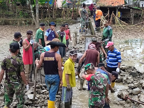 Siring Induk Jebol, ini yang Dilakukan Masyarakat Desa Banjar Sari 