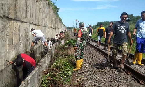 Masyarakat Desa Gunung Agung Gotong Royong Bersama Bersihkan Siring Induk