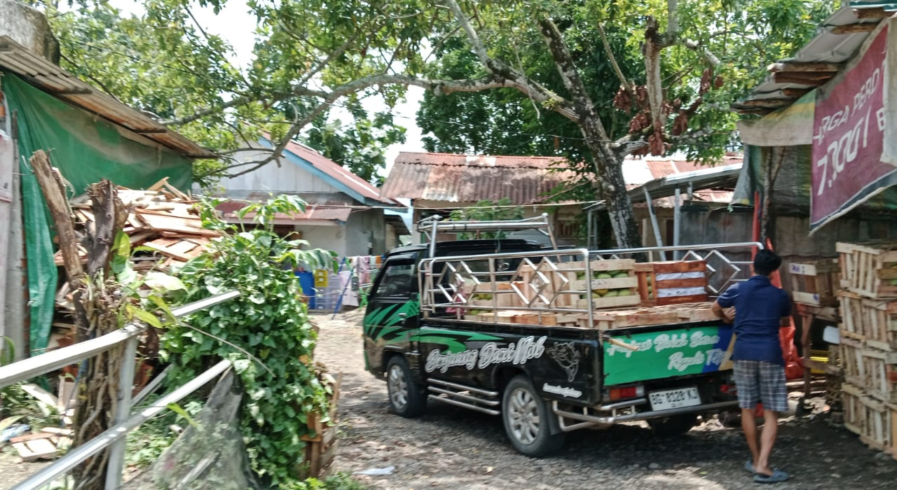 Kasihan Penghuni Asrama Koramil Lahat, Depan Rumah Penuh Tumpukkan Kayu, Sisa Penjual Buah