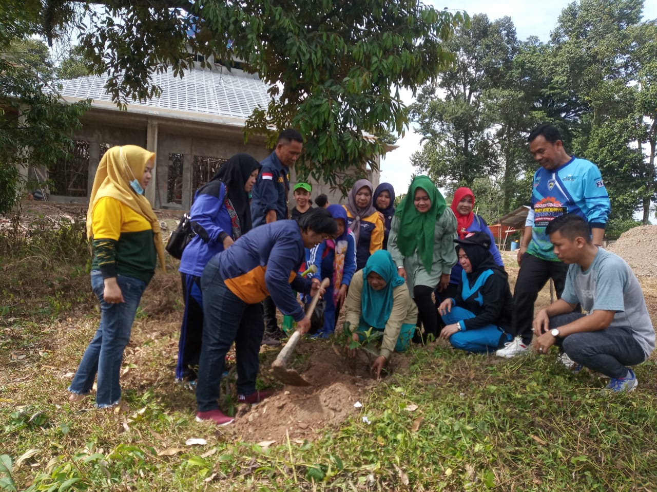 Dukung Aku Hatinya PKK, TP PKK Kecamatan Merapi Barat Tanam Pohon di Desa Lebak Budi