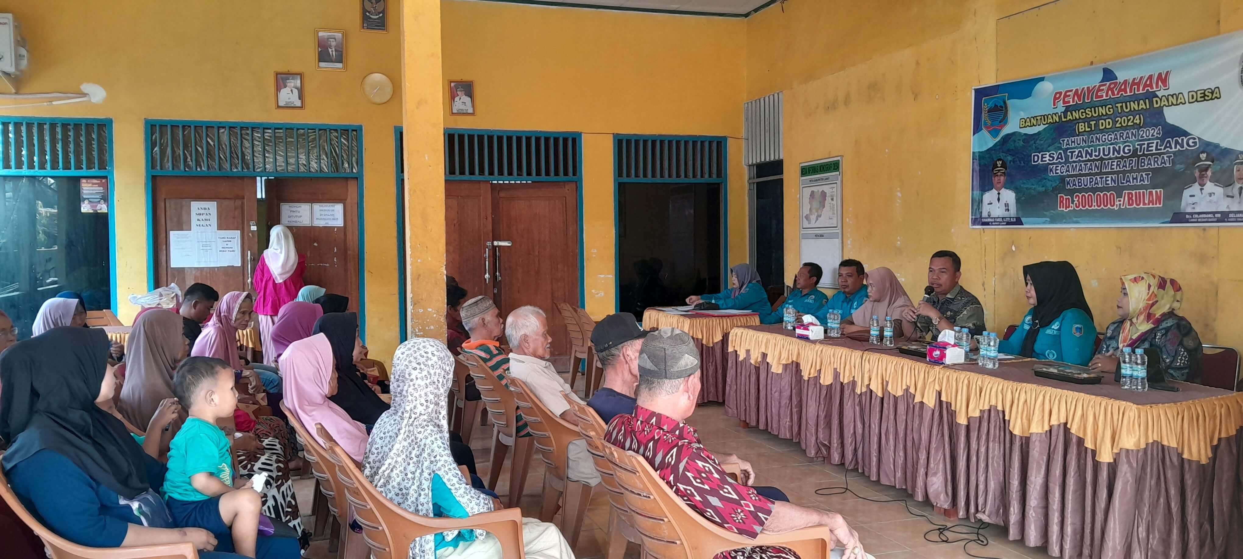 Pemerintah Desa Tanjung Telang Salurkan Bantuan Ekstrim, Simak Yang di Sampaikan Camat Merapi barat