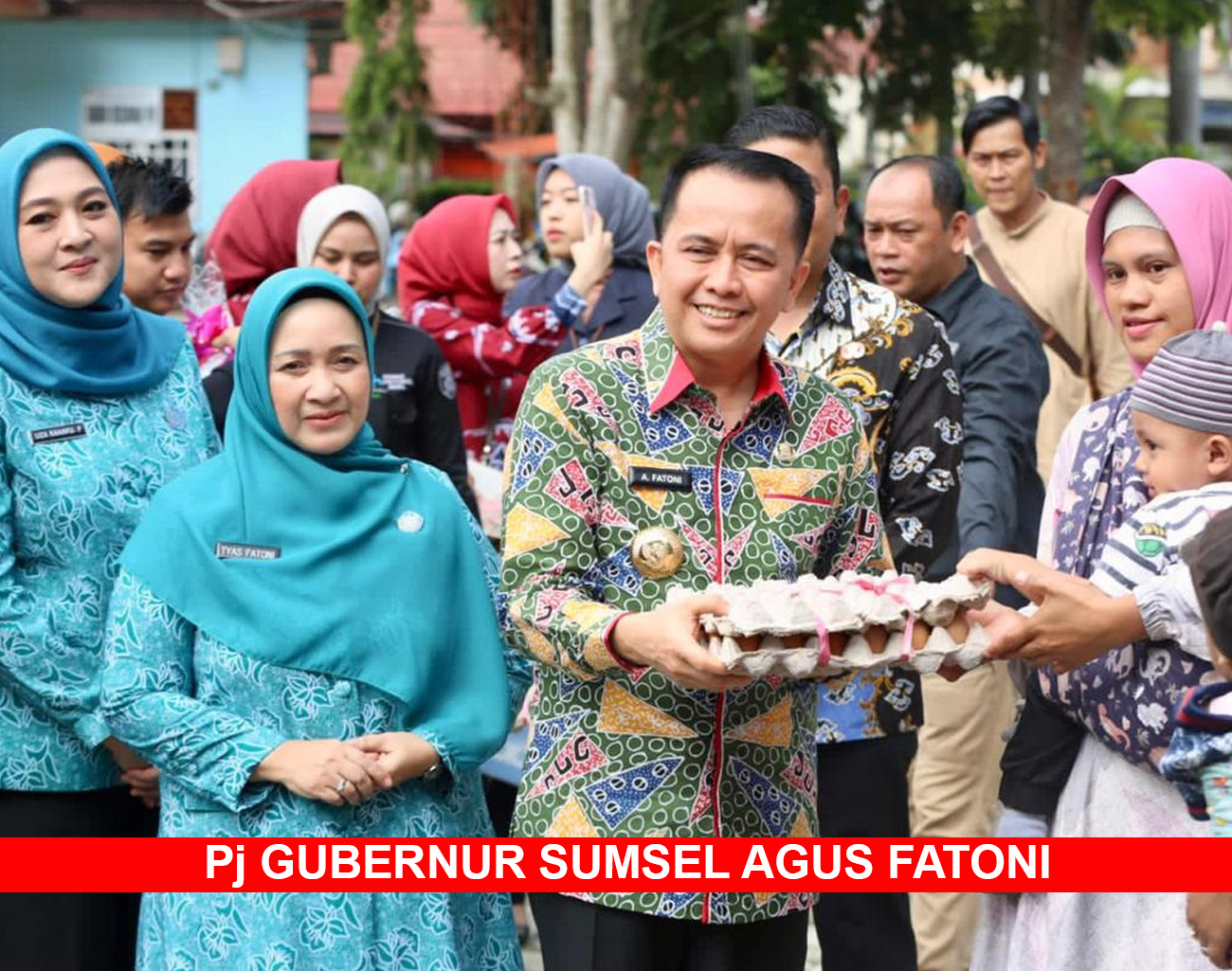 Pj Gubernur Sumsel Agus Fatoni dan Pj Ketua PKK Sumsel Angkat Anak Asuh, Bagikan Telur dan Makanan Tambahan