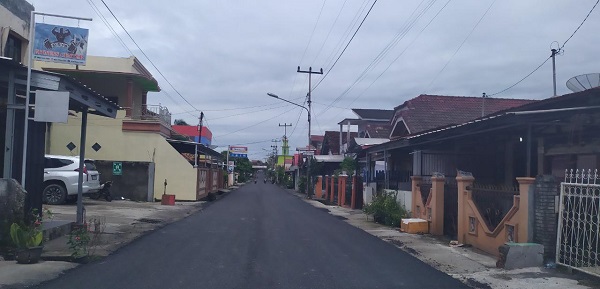 Cik Ujang Mengaspal Jalan di Perumnas Bandar Jaya   