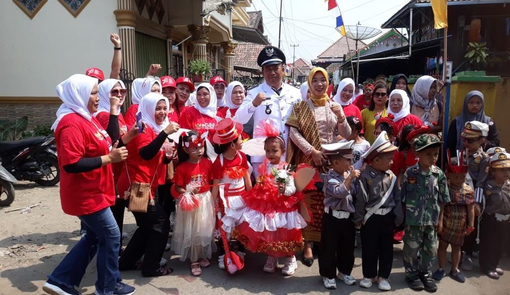 Selain Lomba Gerak Jalan Untuk Meriahkan HUT RI Di Desa Gunung Kembang  Ada Juga Door Prize Untuk Penonton