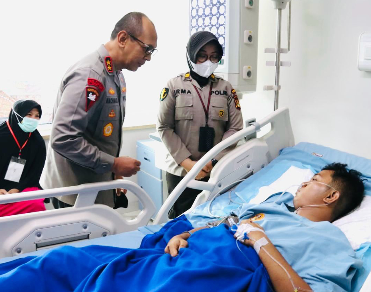 Jenguk Personel Alami Lakalantas Usai PAM TPS, Kapolda: Sudah Ditangani Intensif Tim Medis RS Bhayangkara