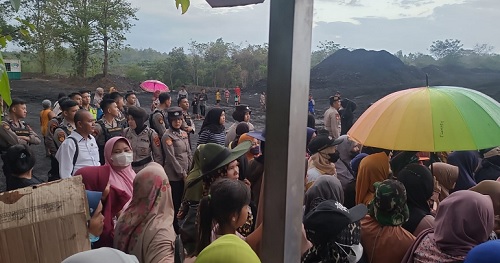 Ini Keluhan Ibu ibu Masyarakat Gumay Talang kepada PT Batu Alam Selaras, Hari ini Ditengahi DPRD Lahat