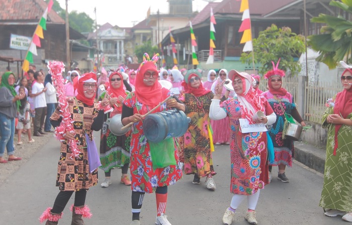 Pawai Baris Berbaris Ibu-Ibu Cantik Kelurahan Pasar Bawah