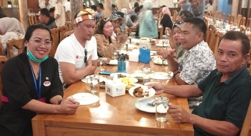 Kompaknya Rombongan Kepala Desa Makan Malam di Bali