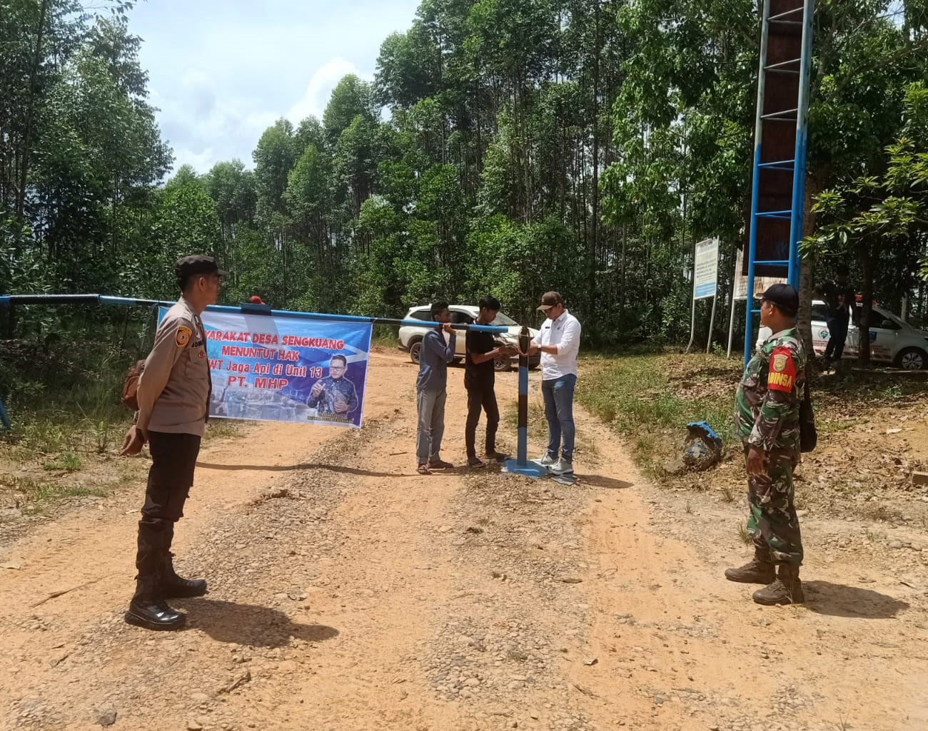 Pemerintah Desa Sengkuang Bersama Warga Portal Jalan, Biasa Digunakan PT Musi Hutan Persada