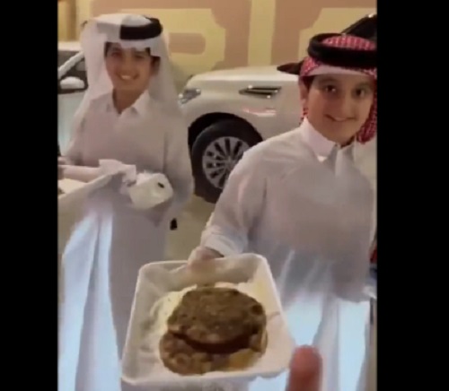 Baik Sekali, Penduduk Qatar Menawarkan Makanan kepada Pengunjung Piala Dunia 2022