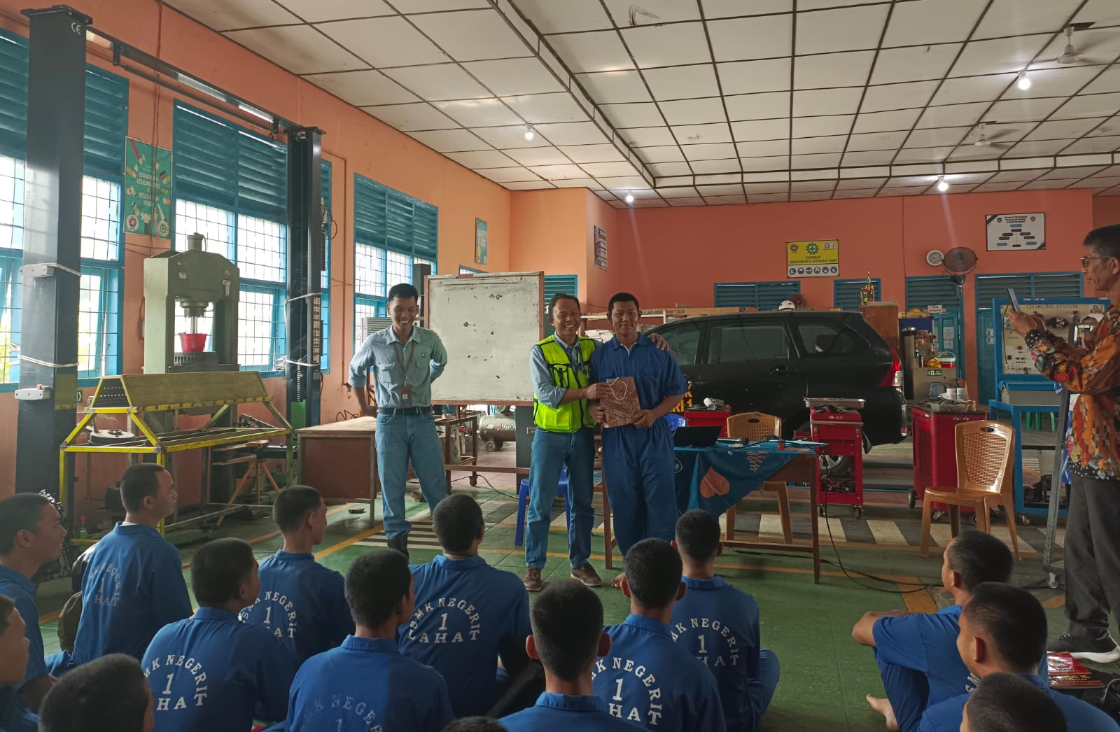 Karyawan PT Pamapersada Nusantara Mengajar di Sekolah, Dorong Pengembangan Kompetensi di Dunia Kerja
