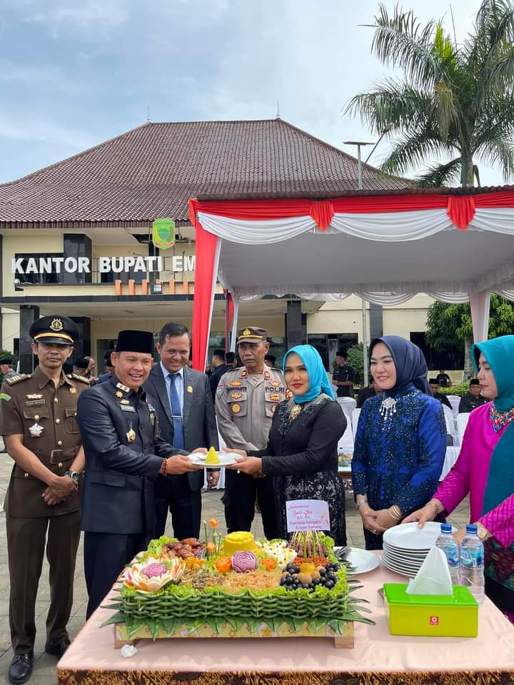 Peringati Hari Ibu Istri Bupati Empat Lawang Potong Tumpeng 