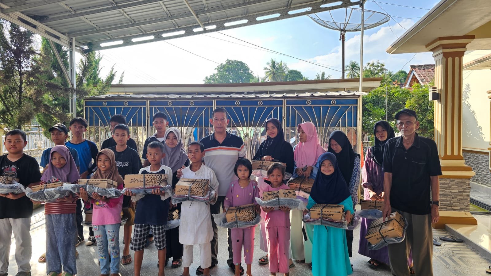 Alhamdulilah Pemerintah Desa Banjar Sari Salurkan Program Bantuan Untuk Anak Kurang Mampu, Ini Wujudnya