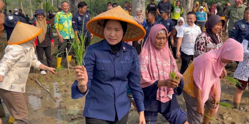 Wabup Widia Ningsih Dorong Petani Desa Padang Tingkatkan Produksi Serta Jaga Fasilitas Irigasi
