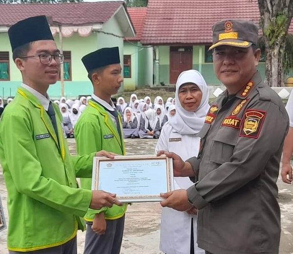 Pemberian Sertifikat Tingkat Aliyah Dalam Ajang Myres Madrasah se-Indonesia 