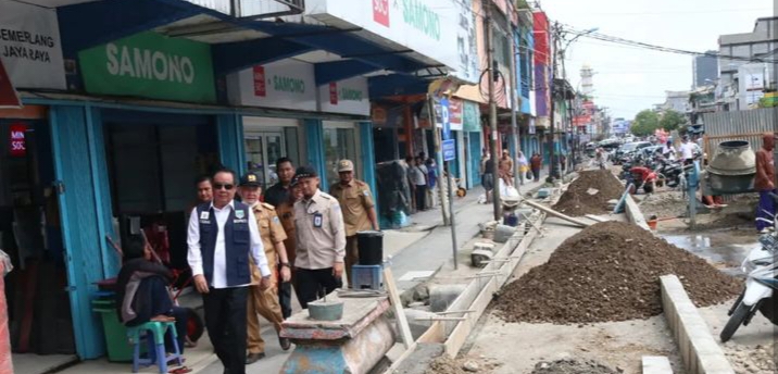 Bupati Lahat Tinjau Pembangunan Trotoar Pasar Lematang