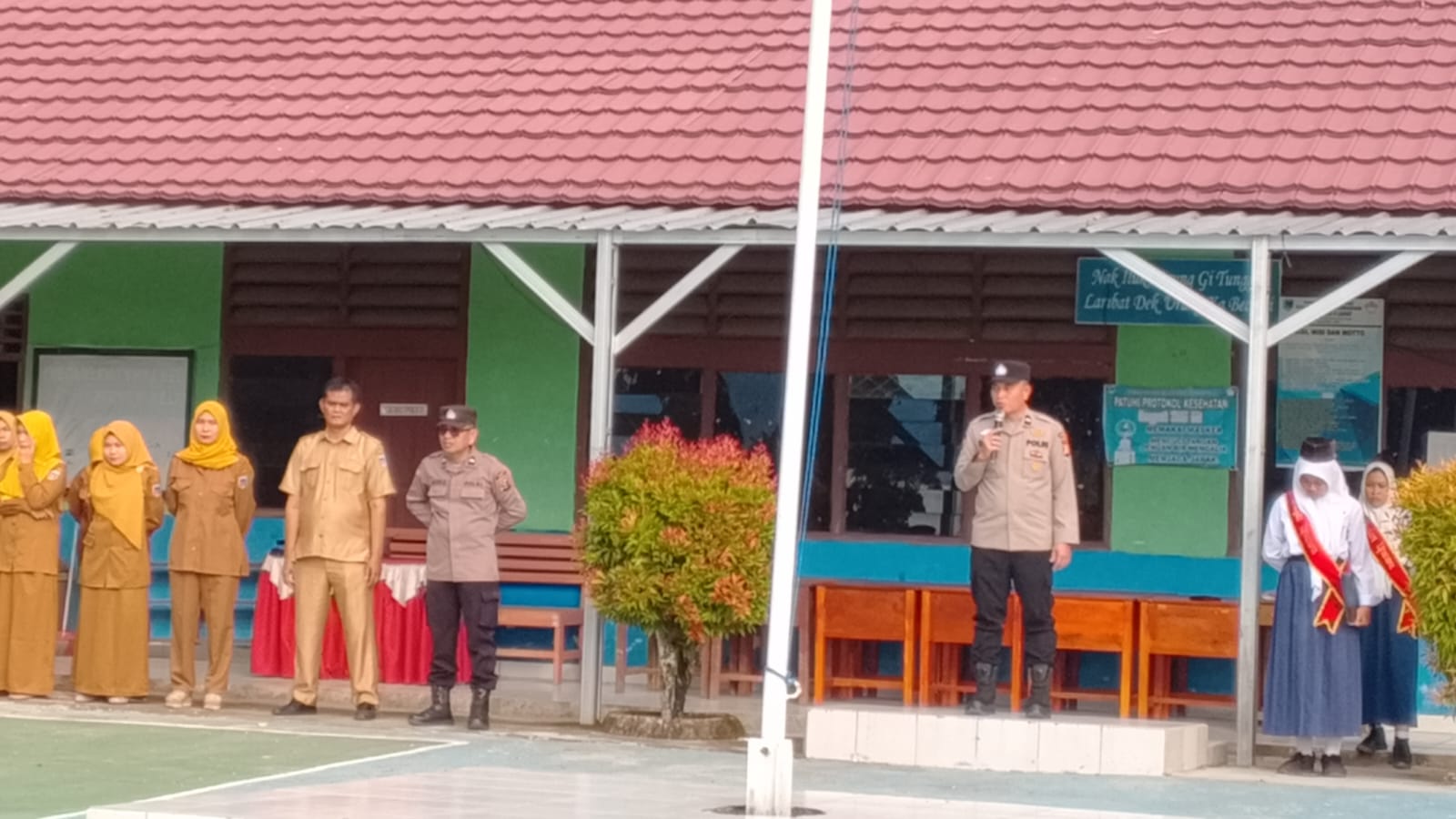 Sat Binmas Polres Lahat Beri Pembinaan dan Penyuluhan kepada Pelajar SMPN 4 Lahat