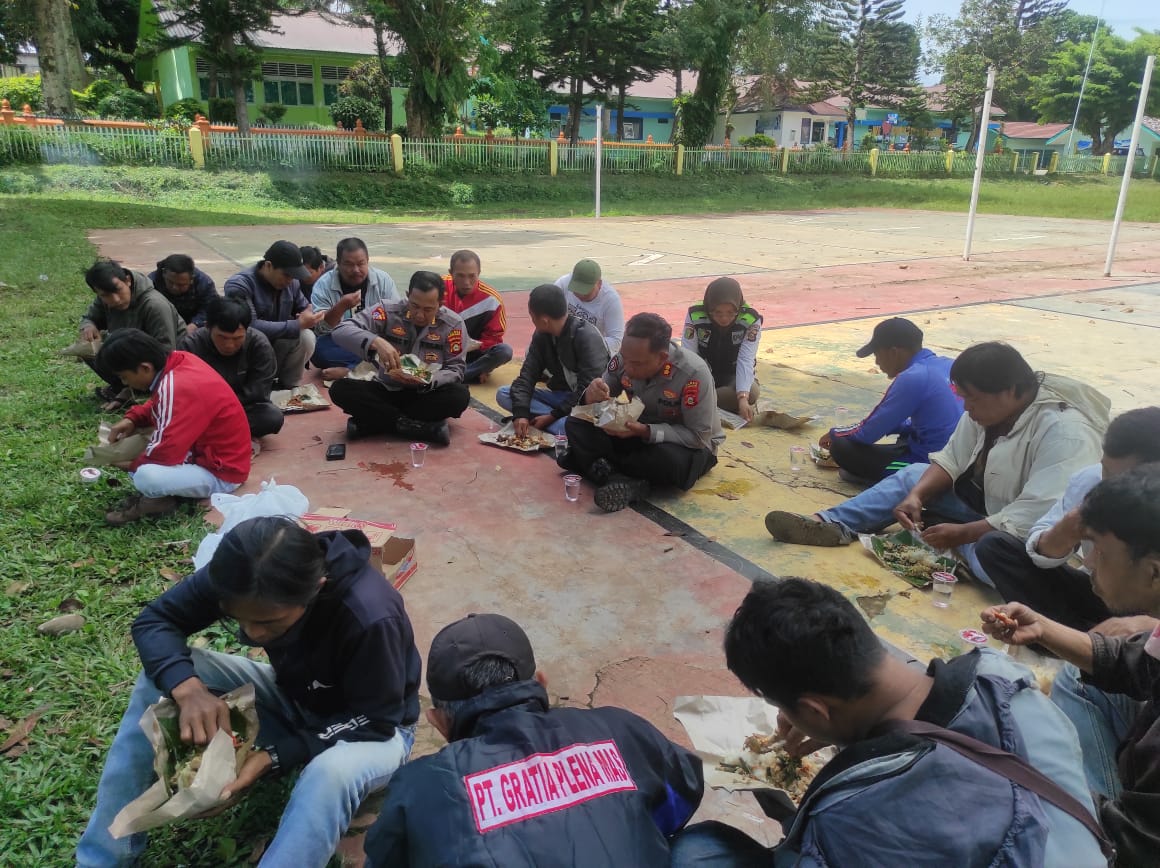 Bersama Tukang Ojek, Kapolres Kota Pagar Alam Makan Nasi Bungkus di Pinggir Jalan