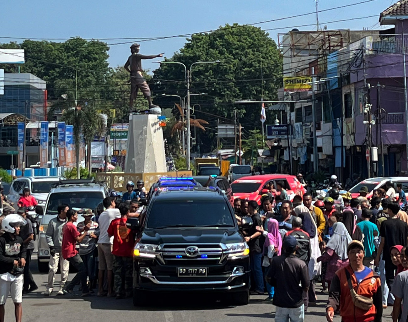 Simpang Empat Tugu Si Pahit Lidah Kota Lahat Macet, Warga Teriak Ngaleh Ase Ada YM Calon Bupati Lahat Lewat